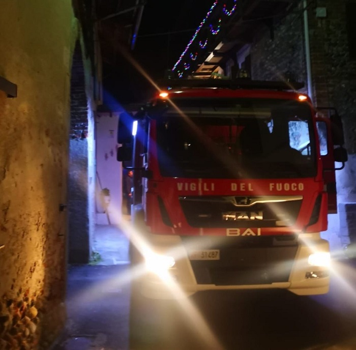 Tetto va a fuoco nella notte ad Arborio