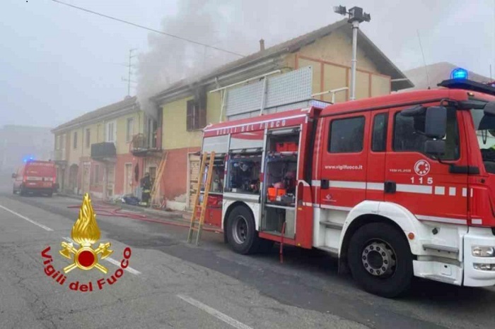 Un alloggio va a fuoco a Vercelli