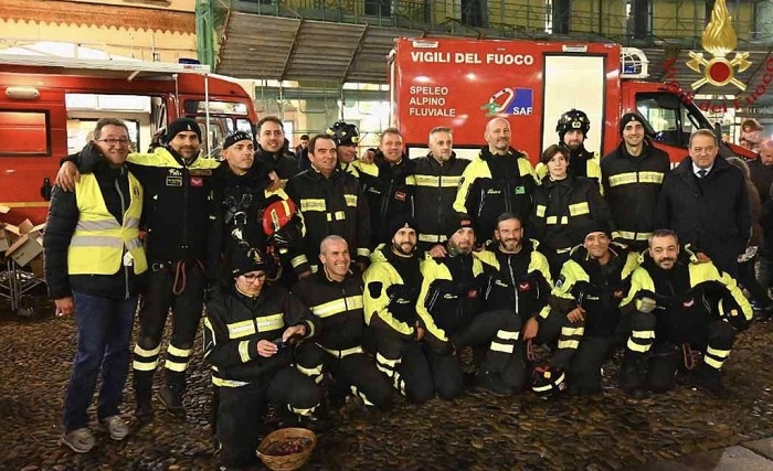 La Befana dei vigili del fuoco di Vercelli arriva dal cielo