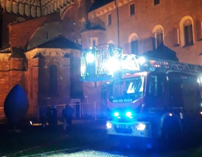Va a fuoco la basilica Sant'Andrea: suore tratte in salvo