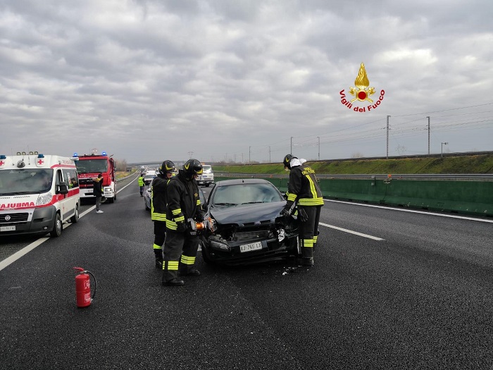 Incidente sulla A4 a Carisio, un'auto a fuoco