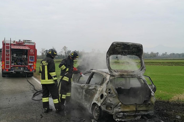 Auto a fuoco a Rovasenda, si salva l'automobilista