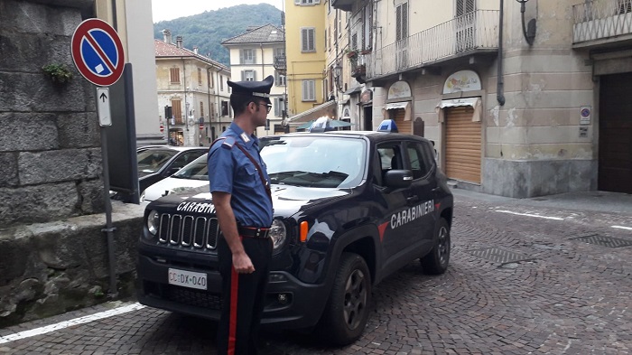 Rissa ai giardini, intervento dei carabinieri a Borgosesia