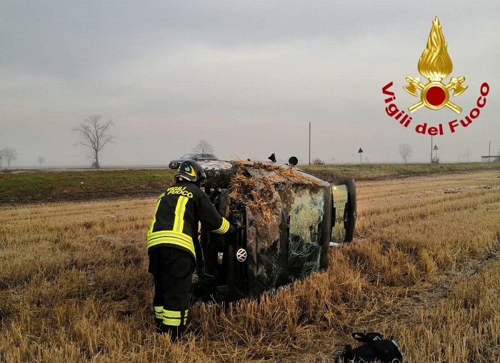 Auto si ribalta a Desana, salvo l'automobilista