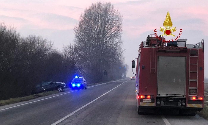 Auto fuori strada a Palazzolo Vercellese