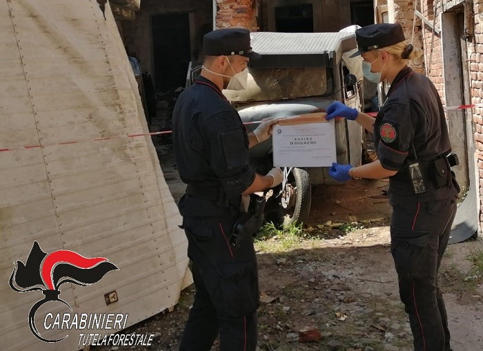 Demolitore di auto abusivo scoperto dalla Forestale
