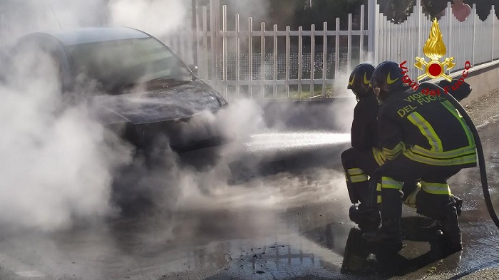 Auto a Gpl a fuoco nel Vercellese