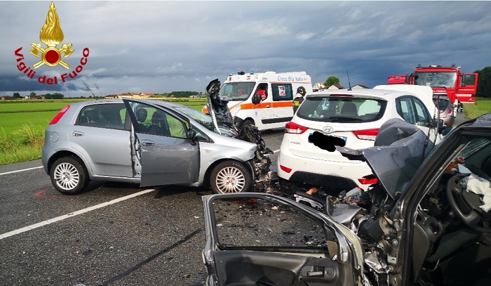 Schianto in tangenziale a Vercelli, tre veicoli coinvolti