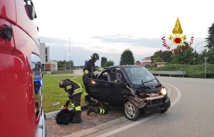 Abbandonano l'auto incidentata in mezzo alla rotonda