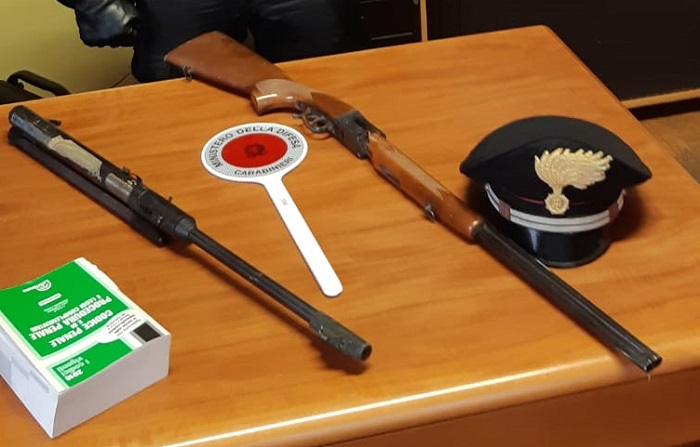 Cambia residenza ma non denuncia il trasferimento delle armi: denunciato