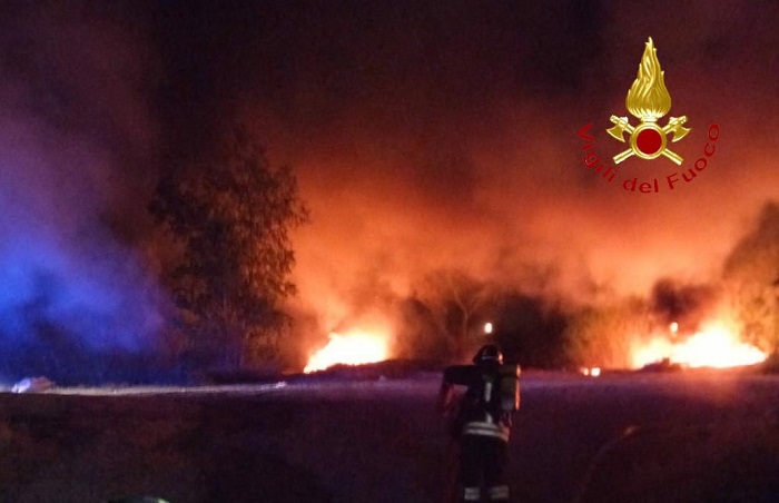 Incendio lungo l'argine del fiume Sesia
