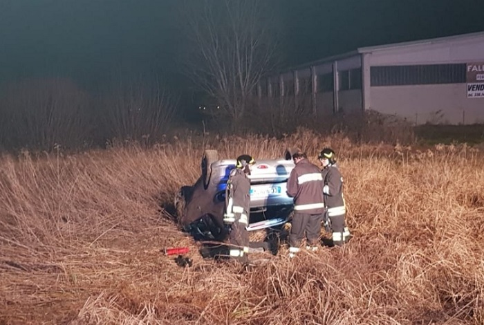 Auto ribaltata nella notte nel Vercellese