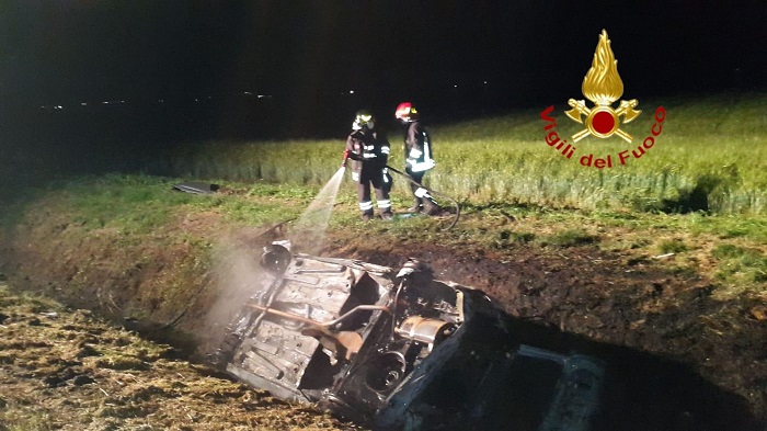 Si ribalta con l'auto in un canale della risaia