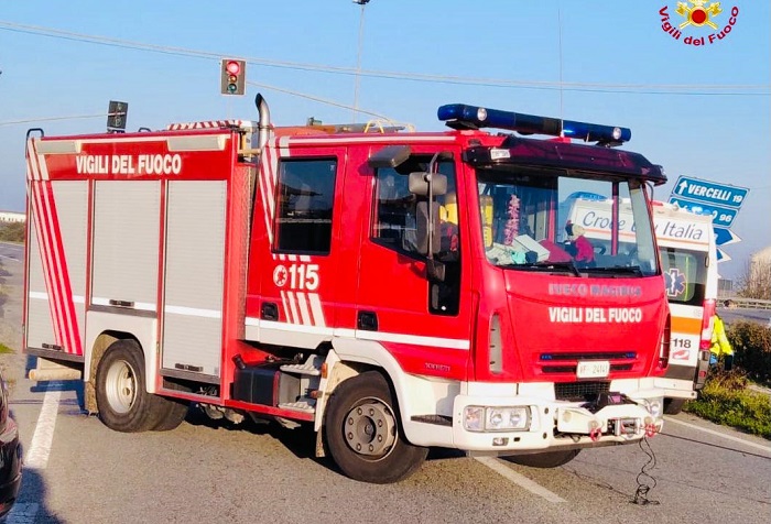 Schianto a Tronzano tra due auto, tre i feriti