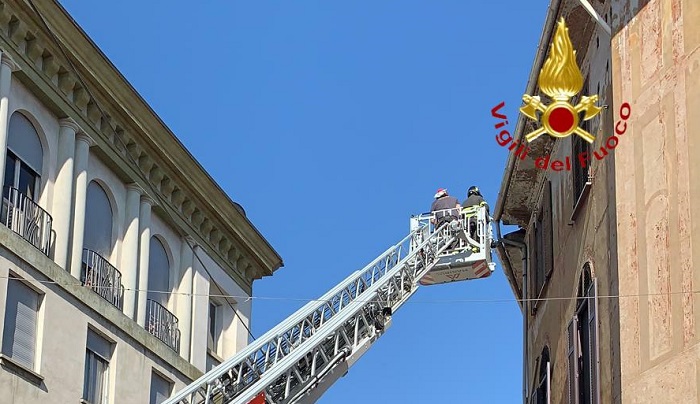 Cadono calcinacci da un palazzo di Vercelli