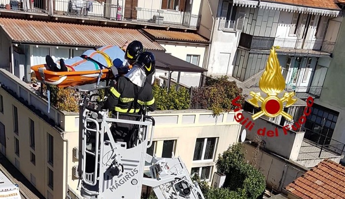 Anziano in barella nel vuoto salvato con l'autoscala dei vigili