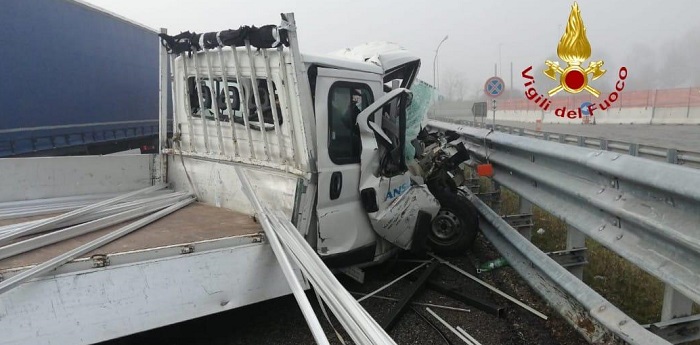 Scontro in autostrada all'altezza dell'autogrill di Villarboit