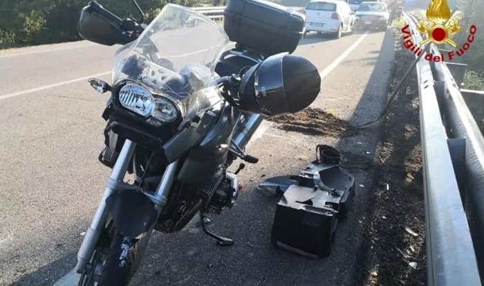 Centauro si scontra con un'auto e finisce sotto il guardrail