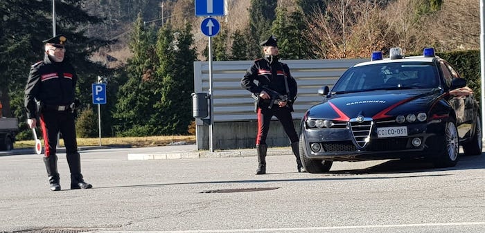 A Santhià prende a pugni il padre e lo rapina