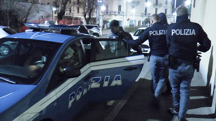 Straniero arrestato per resistenza a pubblico ufficiale