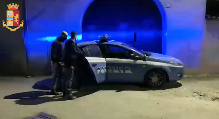 Due romeni denunciati per furto