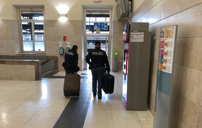 Nigeriano senza biglietto sul treno, se la prende con il personale