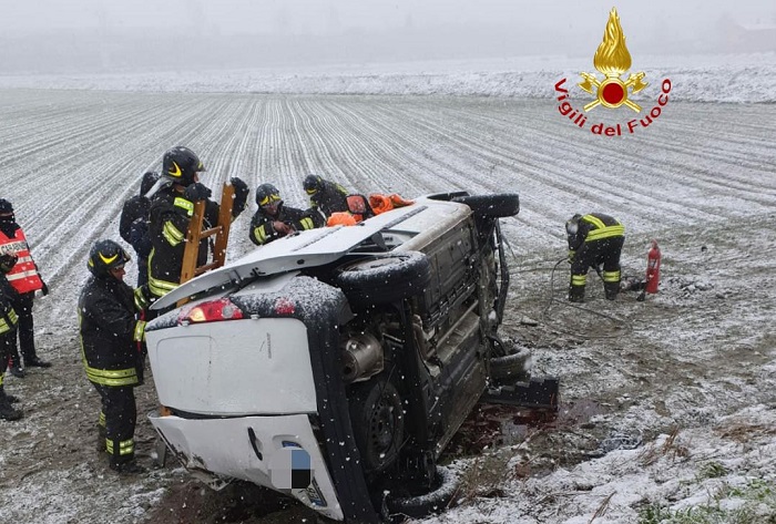 Furgone finisce fuori strada a Crescentino