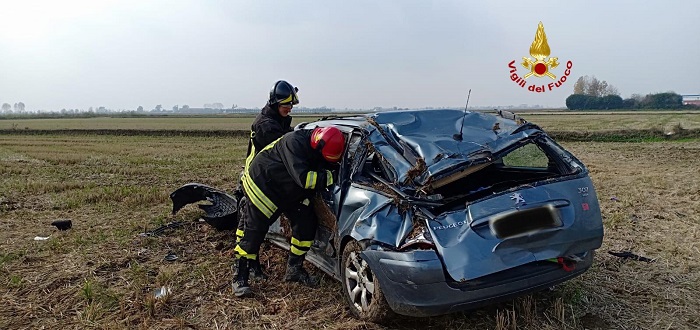 Auto si ribalta nella risaia a San Germano Vercellese