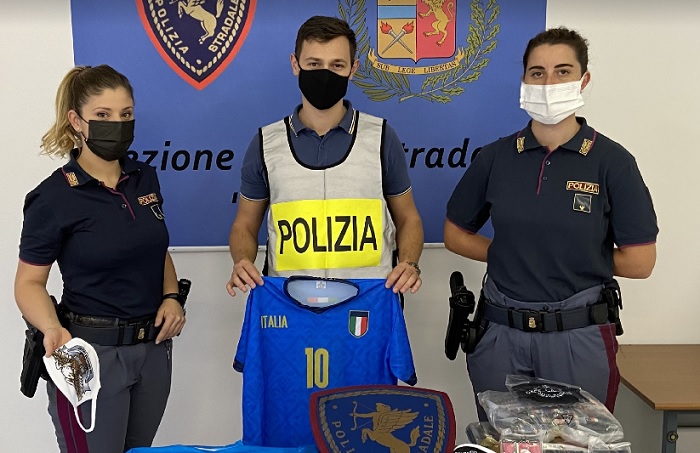 La Polstrada di Vercelli scopre lo smercio di magliette contraffatte