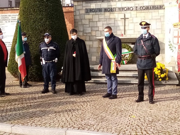 Vandali danneggiano il monumento ai caduti a Santhià in pieno lockdown