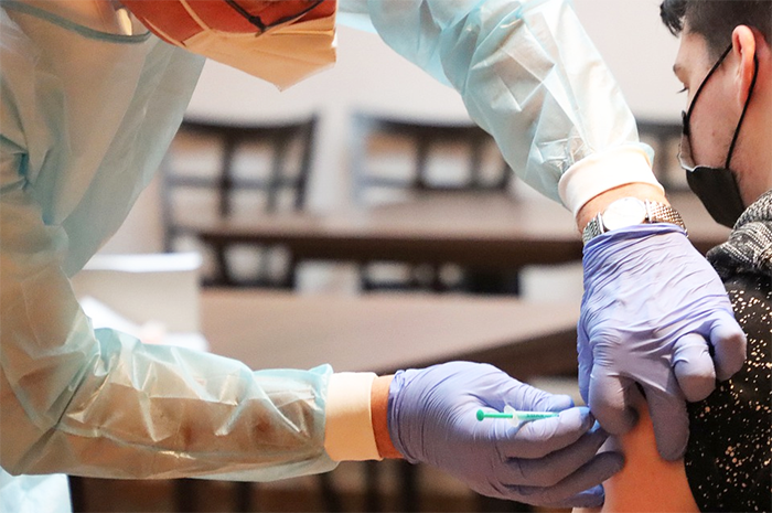 Enel: dipendenti e familiari si vaccinano in azienda 