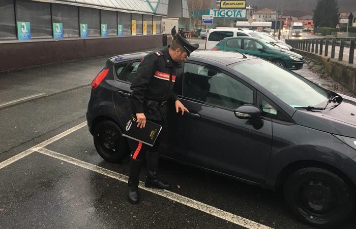 Furto nell'auto parcheggiata, scoperto il ladro a Borgosesia