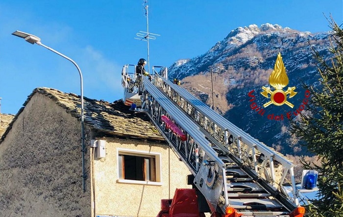 Allarme incendio per un camino a fuoco a Scopa
