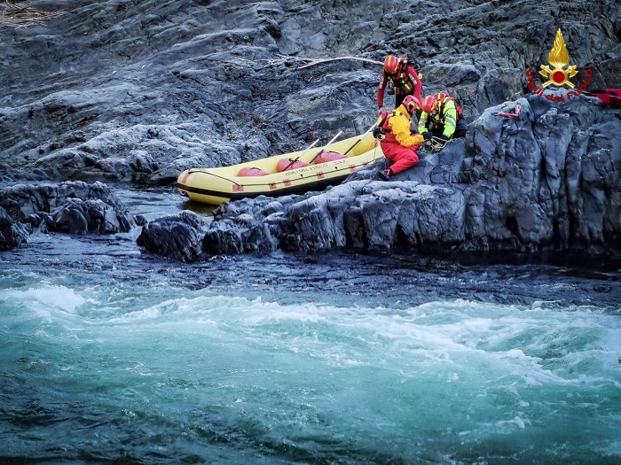 Esercitazione dei vigili del fuoco sul fiume Sesia