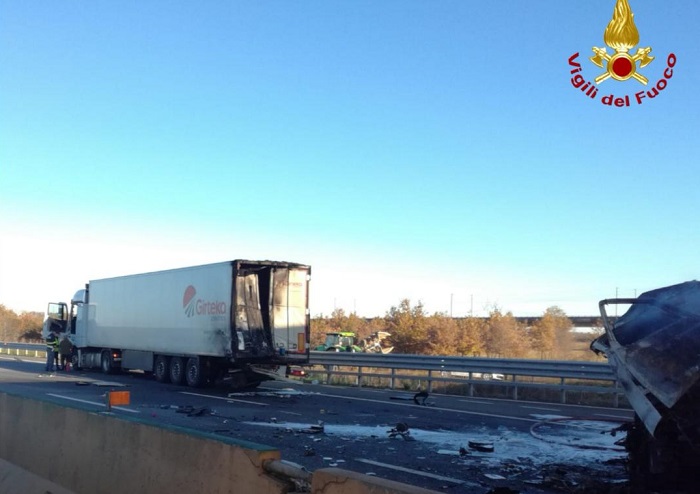 Incidente in autostrada all'altezza di Santhià, camion a fuoco
