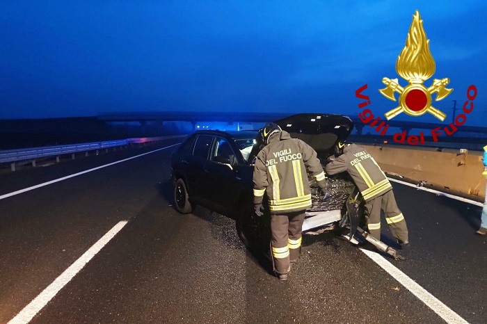 Il fuoristrada prende in pieno il jersey a bordo strada