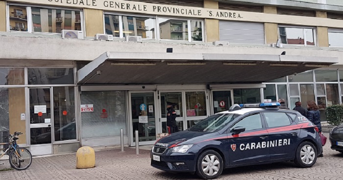 Dà in escandescenza in ospedale a Vercelli, arrestato 38enne