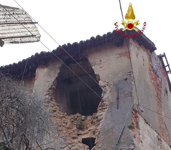 Crolla un edificio a Moncrivello, intervento dei vigili del fuoco