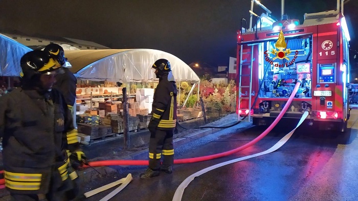 Vivaio a fuoco nella notte a Vercelli