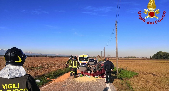 A Saluggia scontro tra una Dacia e un'Ape Max