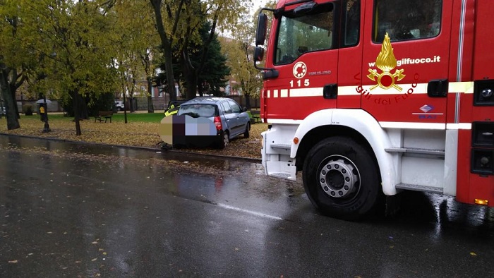 Scontro tra due auto a Vercelli: coppia in ospedale