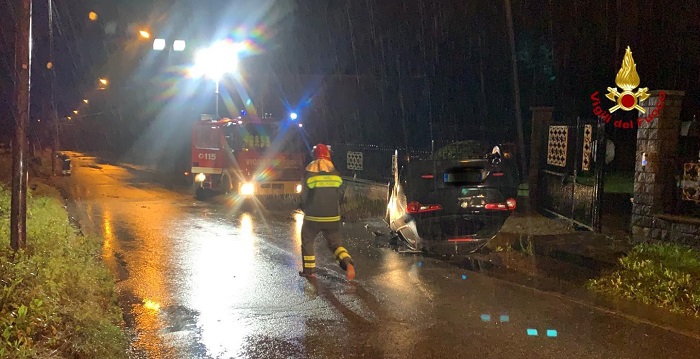 Auto si ribalta all'alba a Serravalle Sesia