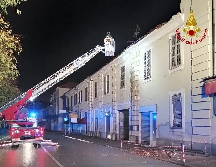 Cornicione pericolante a Vercelli, intervengono i vigili del fuoco 