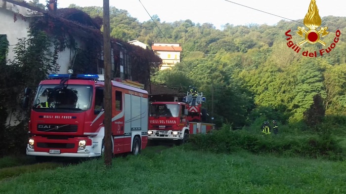 Crolla una tettoia di un cascinale a Borgosesia 