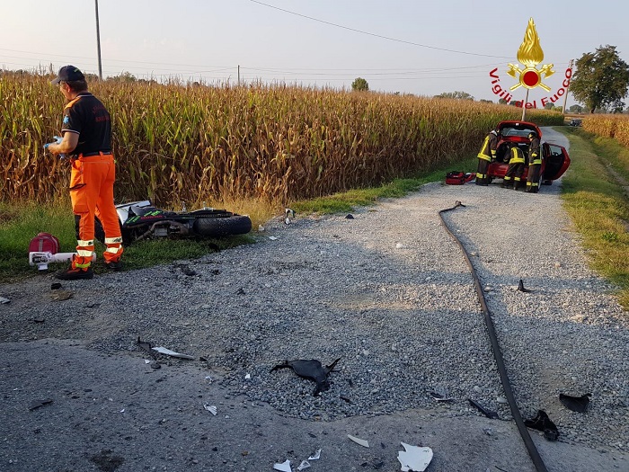 Auto contro moto a Santhià, motociclista in ospedale