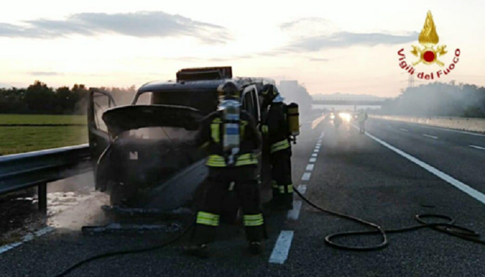 Il furgone dei salumi distrutto dalle fiamme in autostrada