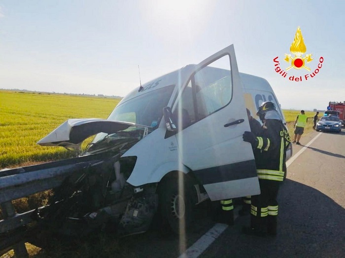 Furgone si schianta contro il guard-rail a San Germano Vercellese