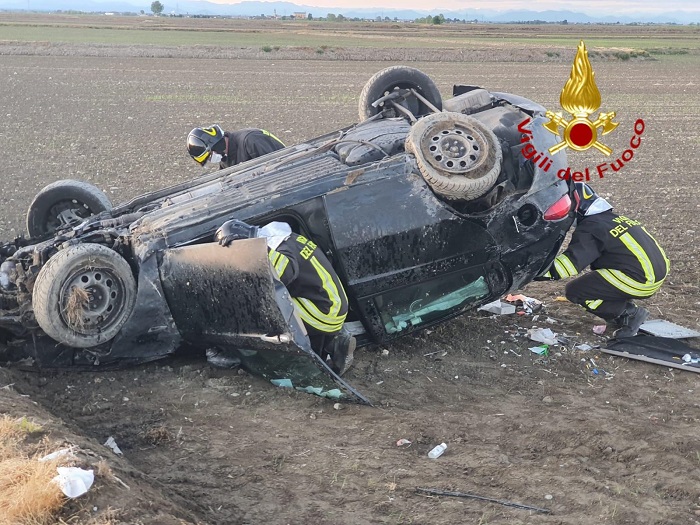 Auto si ribalta nella risaia asciutta a Villata