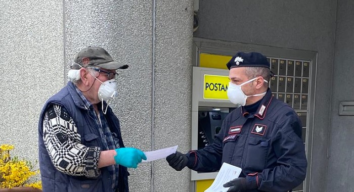 Coronavirus, anche a Vercelli la pensione delle Poste la portano i carabinieri 
