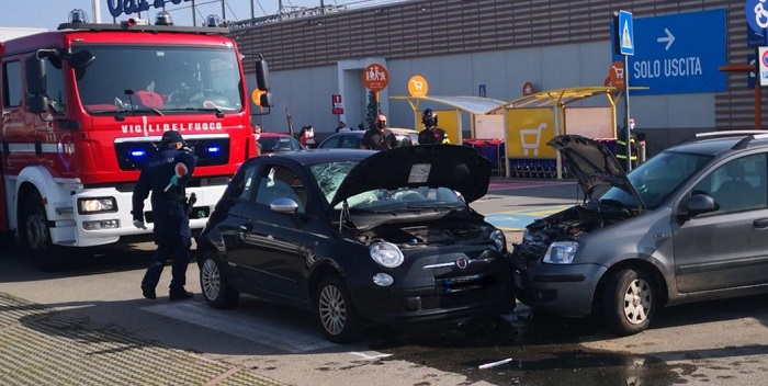 Scontro all'incrocio del Carrefour a Vercelli